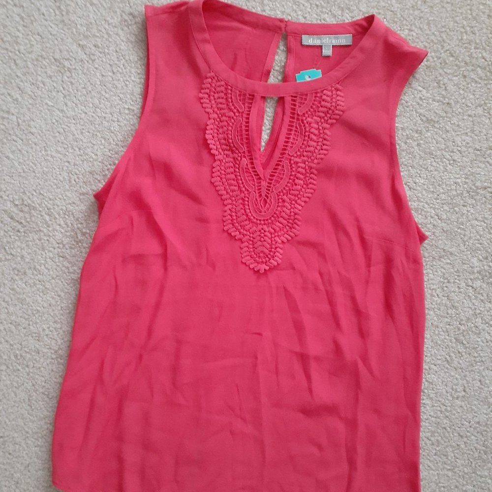 Daniel Rainn Coral Top L NWT Free necklace!